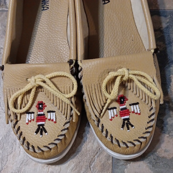 Women's Minnetonka Beaded Thunderbird Moccasins - Picture 4 of 7